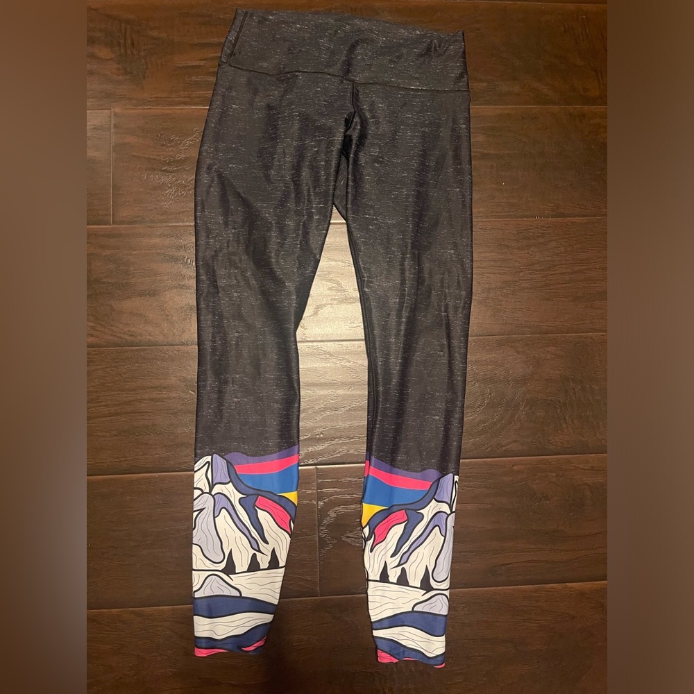 Aksels Leggings. Gray Mountain scene. Size small made in Colorado